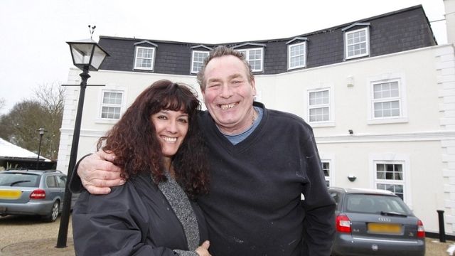 Bobby and wife, Marie, outside their mansion George Hall. Image credit: Cascade News.