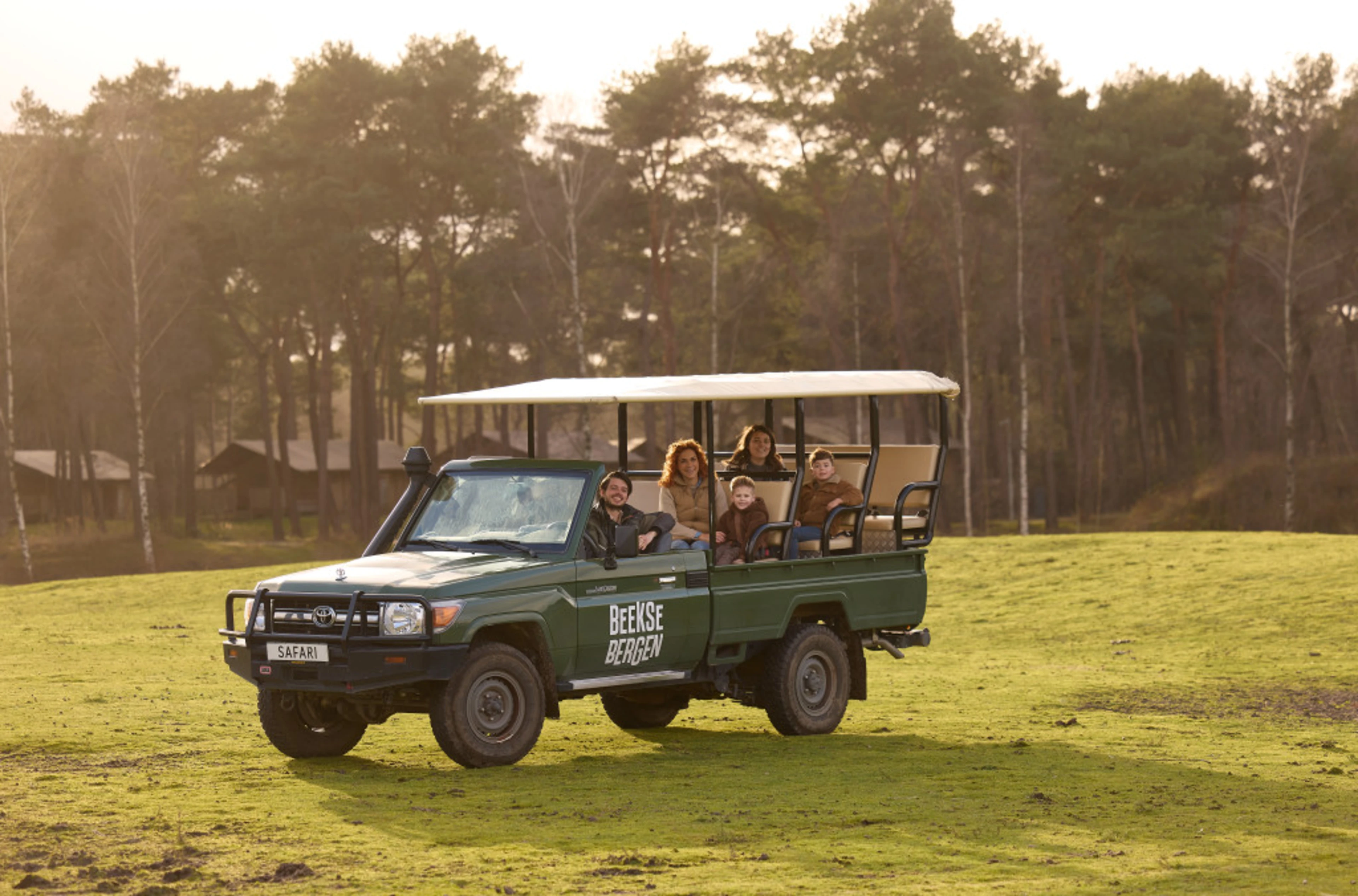 Beekse bergen game drive safaritent jeep ranger gezin