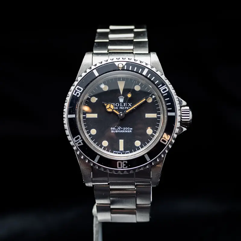 Photo d'une montre de luxe sur un coussin noir