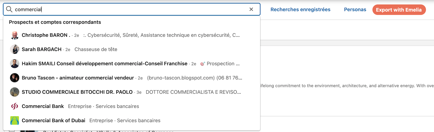 Capture d'écran de la barre de recherche par mots clés dans LinkedIn Sales Navigator pour inclure des opérateurs Booléens.