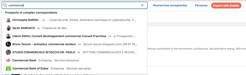 Capture d'écran de la barre de recherche par mots clés dans LinkedIn Sales Navigator pour inclure des opérateurs Booléens.