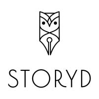 Storyd ecris en fin noir sur fond blanc et dessus une Plume de stylo