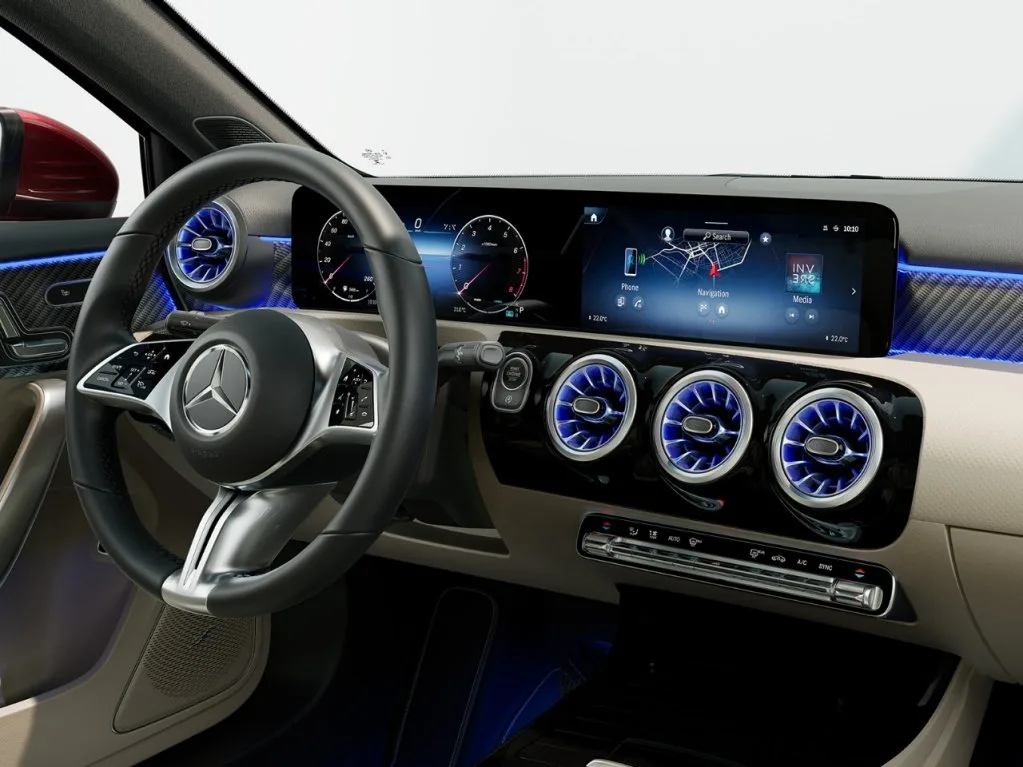 Mercedes: A-Klasse Limousine Interieur Display