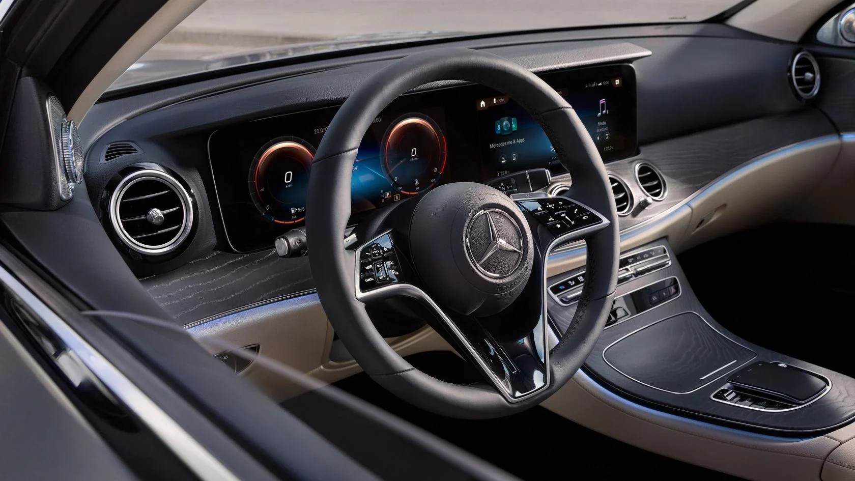 Mercedes-E-Limousine-Verbrenner-Interieur-Lenkrad