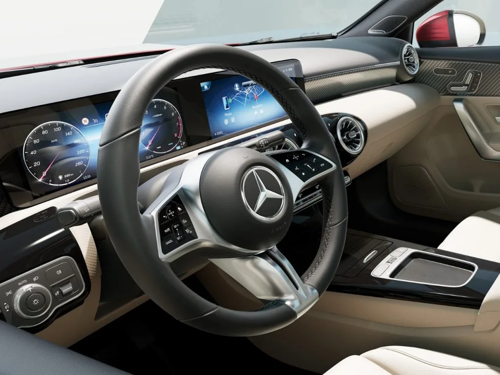 Mercedes: A-Klasse Limousine Interieur Lenkrad