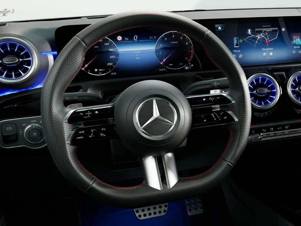 Mercedes-A-Kompakt-Verbrenner-Interieur-Touchscreen