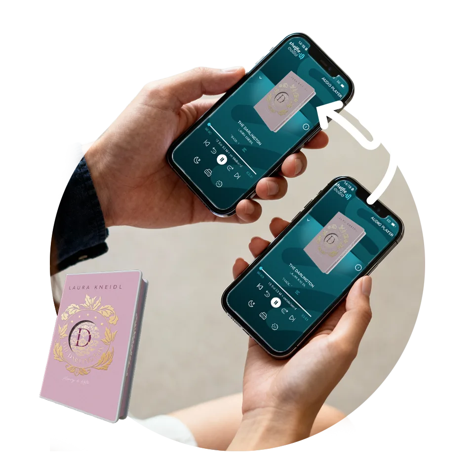 Zwei Smartphones zeigen die Shelfie-App neben einem physischen Shelfie.