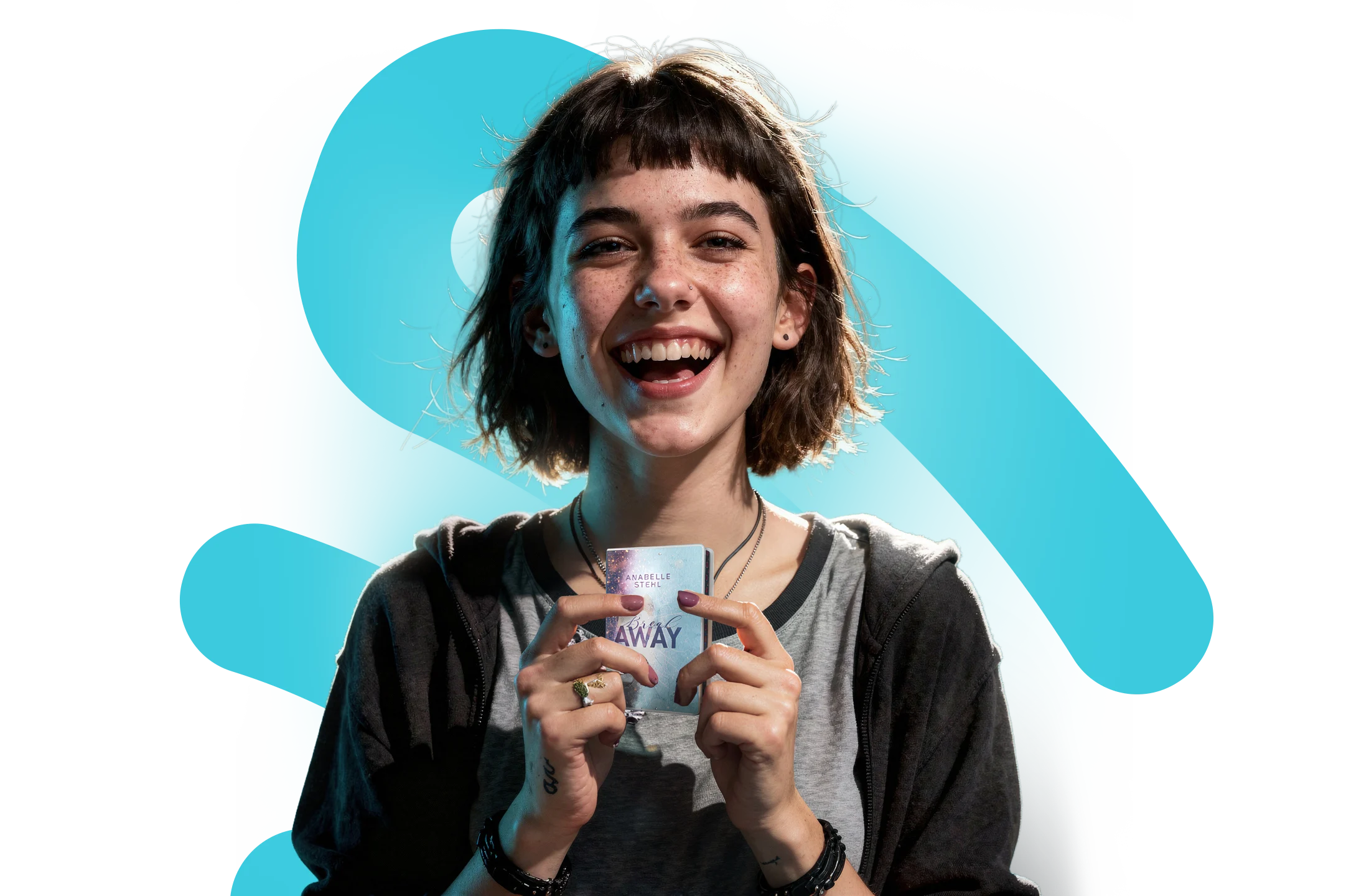 Eine lachende junge Frau hält ein kompaktes Shelfie in beiden Händen.