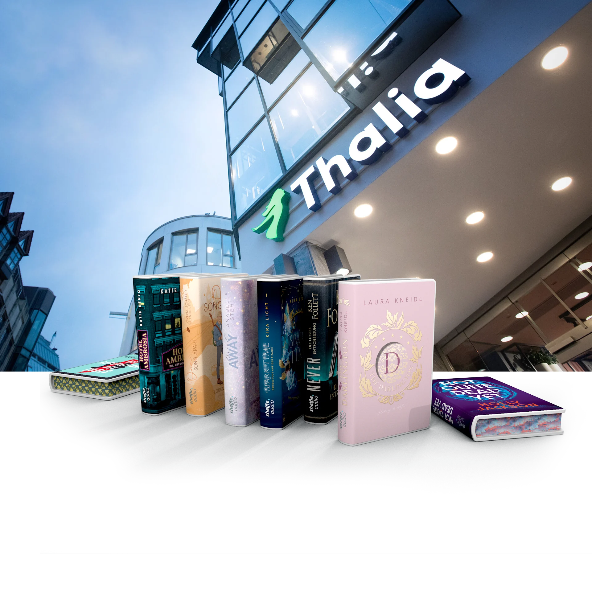 Eine Auswahl an Shelfies steht vor der beleuchteten Fassade einer Thalia-Buchhandlung.