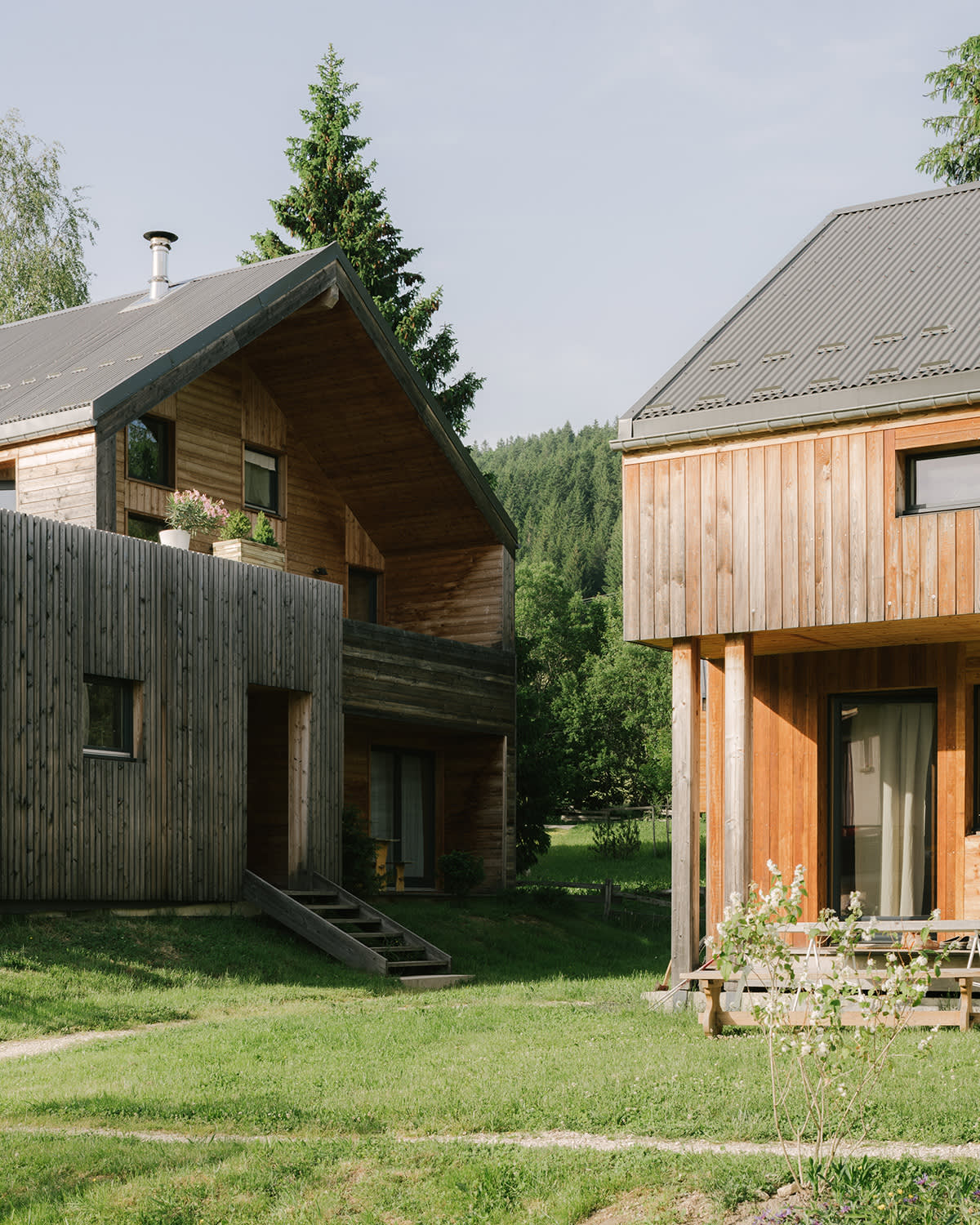 Deux maisons d'un lotissement en bois à Corrençon