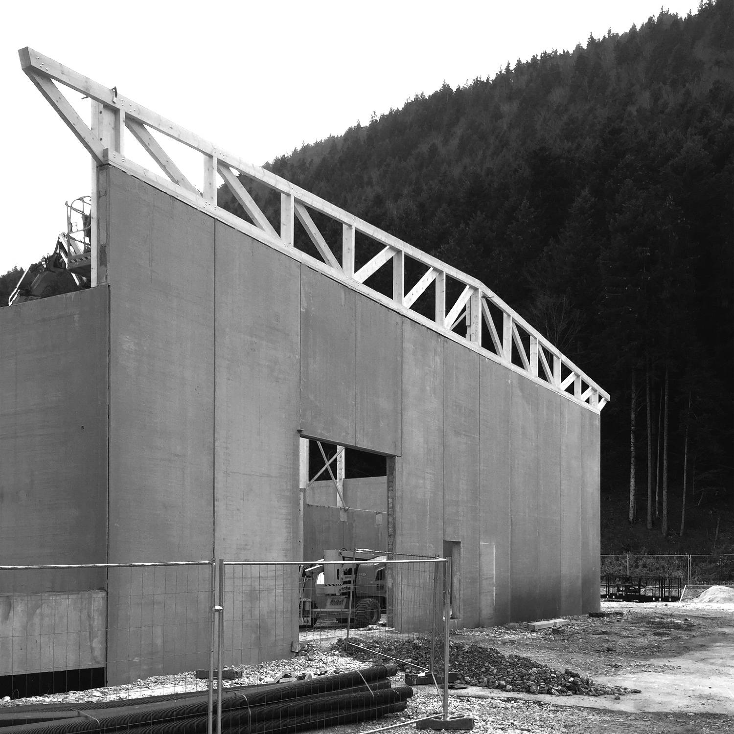 Une ferme de la charpente installée sur la structure béton du bâtiment pendant le chantier