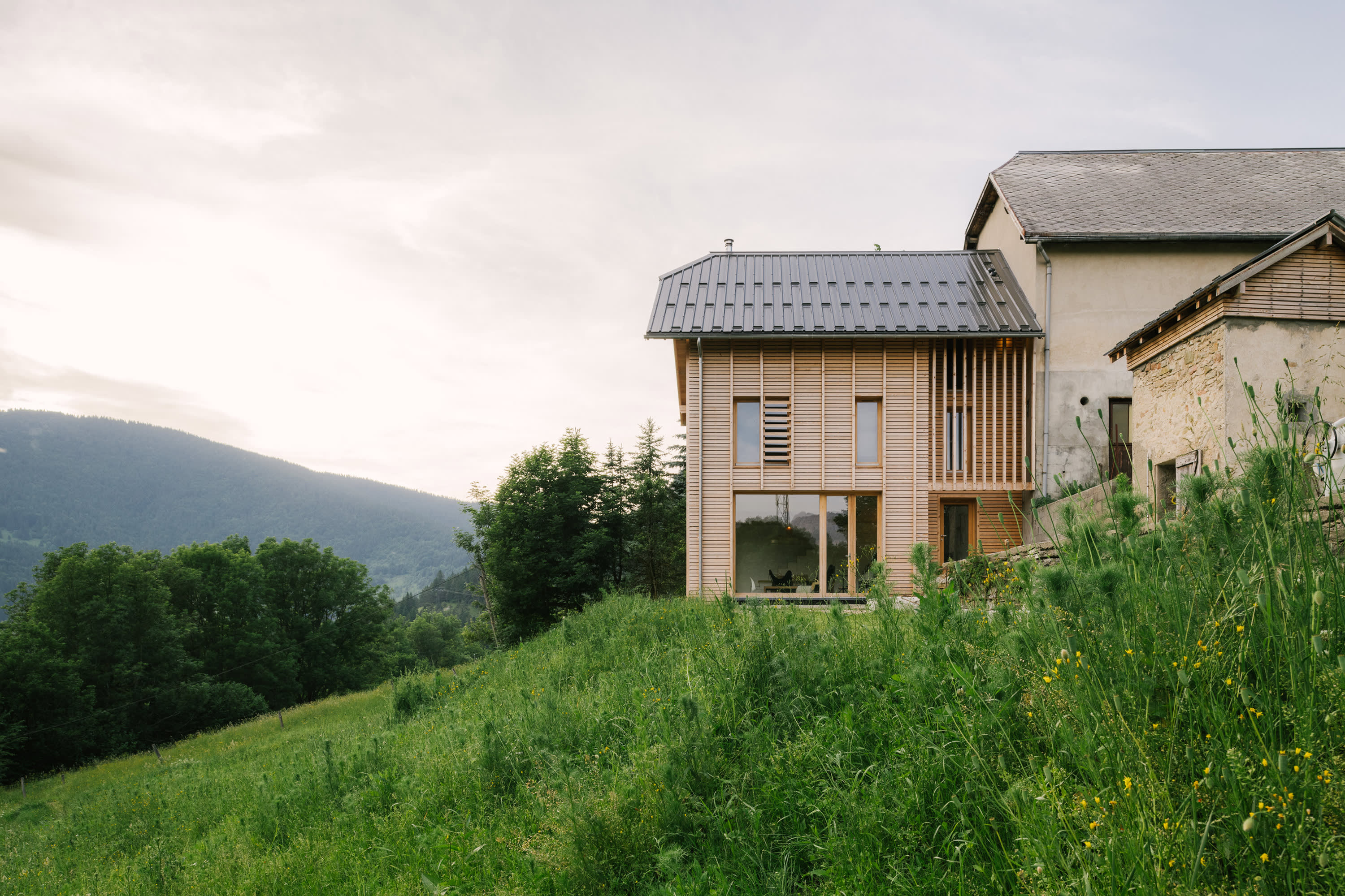 Extension en bois d'une ferme traditionnelle du Vercors