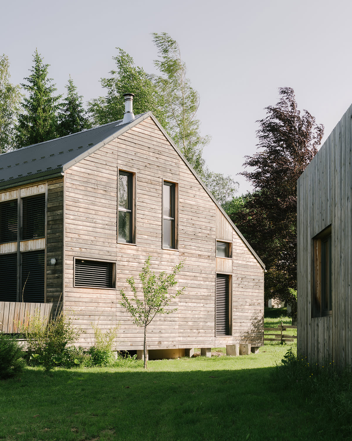Façade d'une maison en bois avec fenêtres verticales