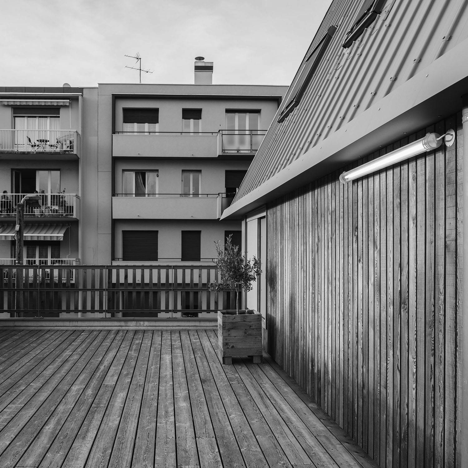 Details d'une terrasse en bois en ville