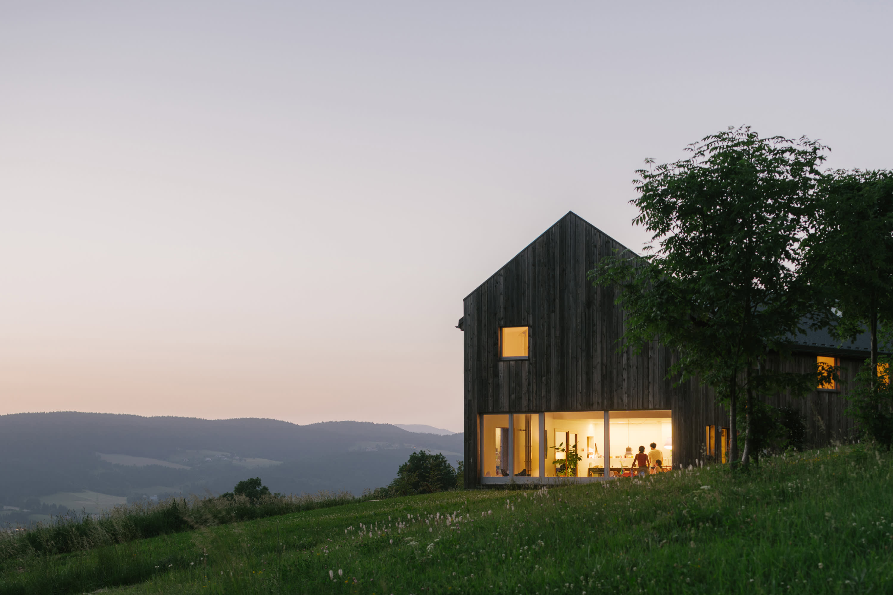 Maison ossature bois au crépuscule