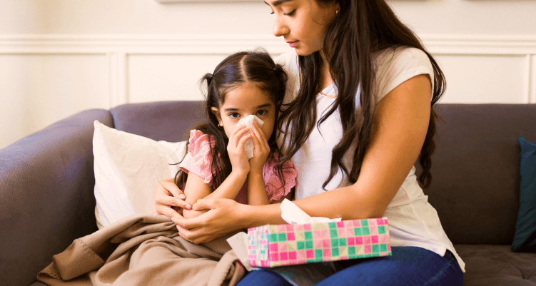 Mamá cuidando a niña