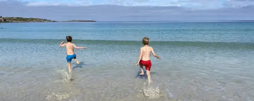 Bilde av Max og Felix som bader i havet