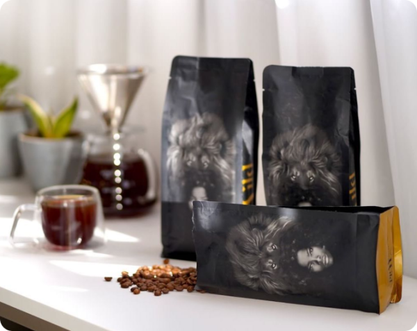 Dugnad på Spleis: Wild Coffee kaffe - kaffekopp og poser med kaffebønner