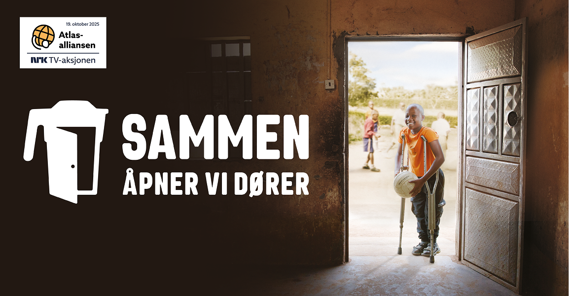 En gutt på krykker står i en åpen dør og holder en fotball mens han smiler til kamera. I bakgrunnen skimtes flere barn som leker. Kampanjelogoen for NRK TV-aksjonen 2025 for Atlas-alliansen ligger i hjørnet av bildet. Årets slagord «sammen åpner vi dører» står også på bildet.