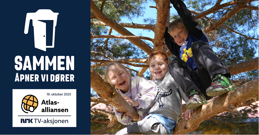 Tre barnehagebarn sitter i et tre og smiler fornøyd til kamera. Kampanjelogoen for NRK TV-aksjonen 2025 for Atlas-alliansen ligger i hjørnet av bildet. Årets slagord «sammen åpner vi dører» står også på bildet.