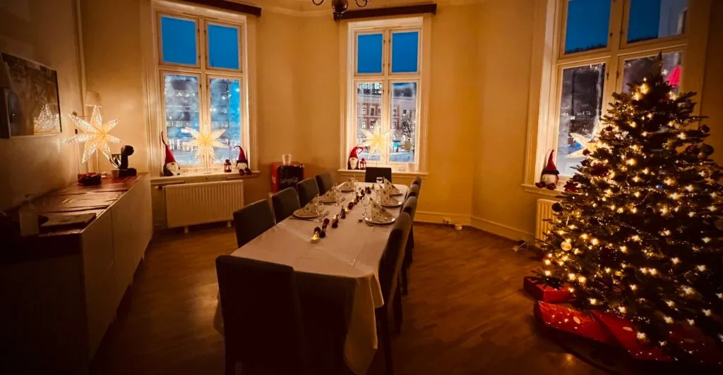 En julepyntet spisestue dekket til julemiddag