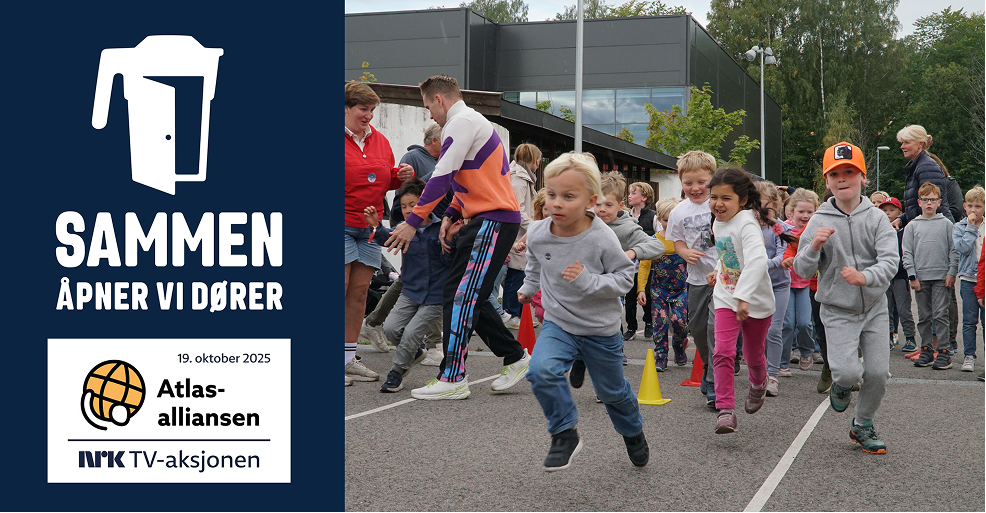 En flokk skolebarn deltar på et løp .Kampanjelogoen for NRK TV-aksjonen 2025 for Atlas-alliansen ligger i hjørnet av bildet. Årets slagord «sammen åpner vi dører» står også på bildet.