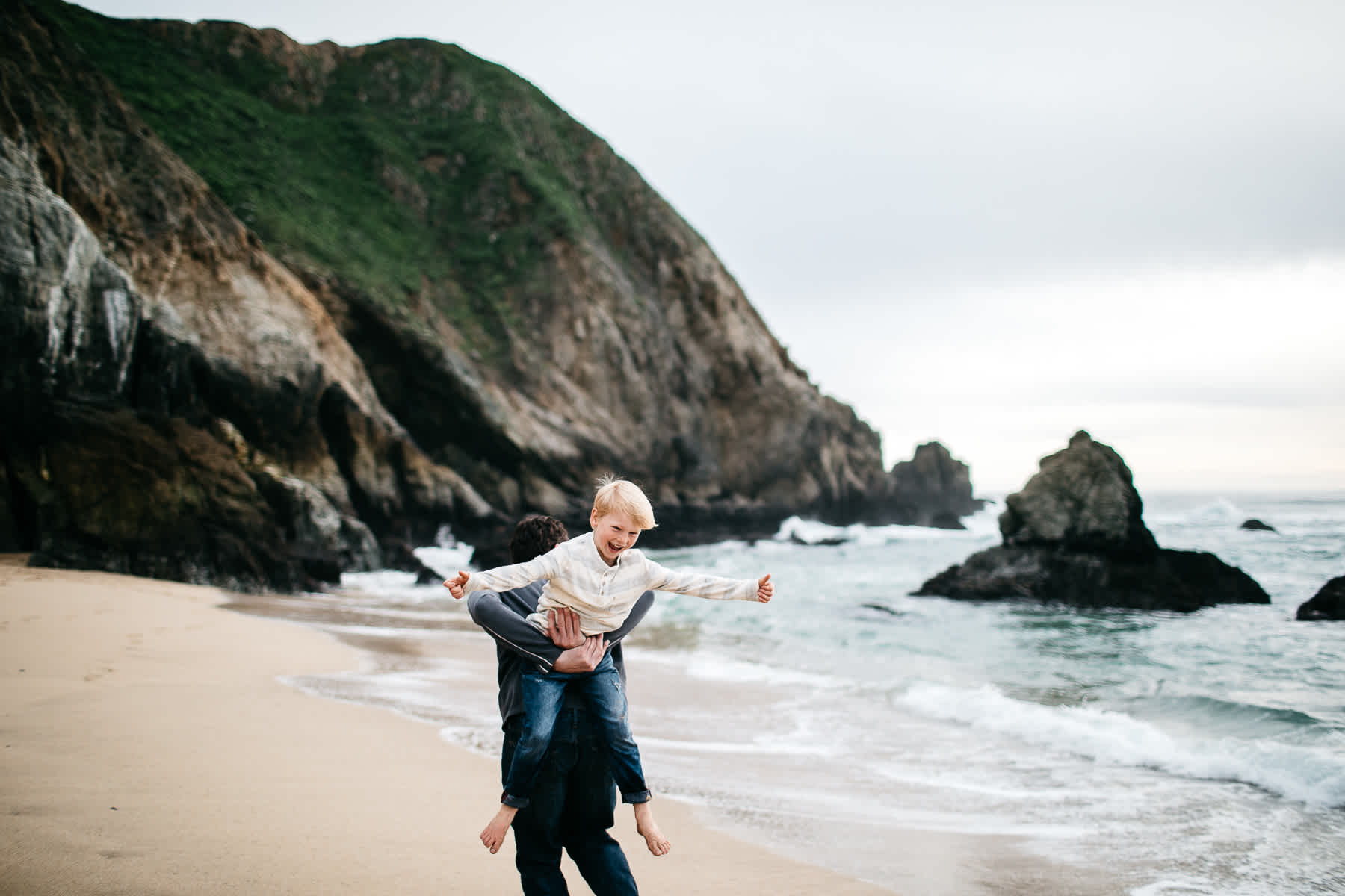 half-moon-bay-ca-sunset-family-lifestyle-session-golden-light-8