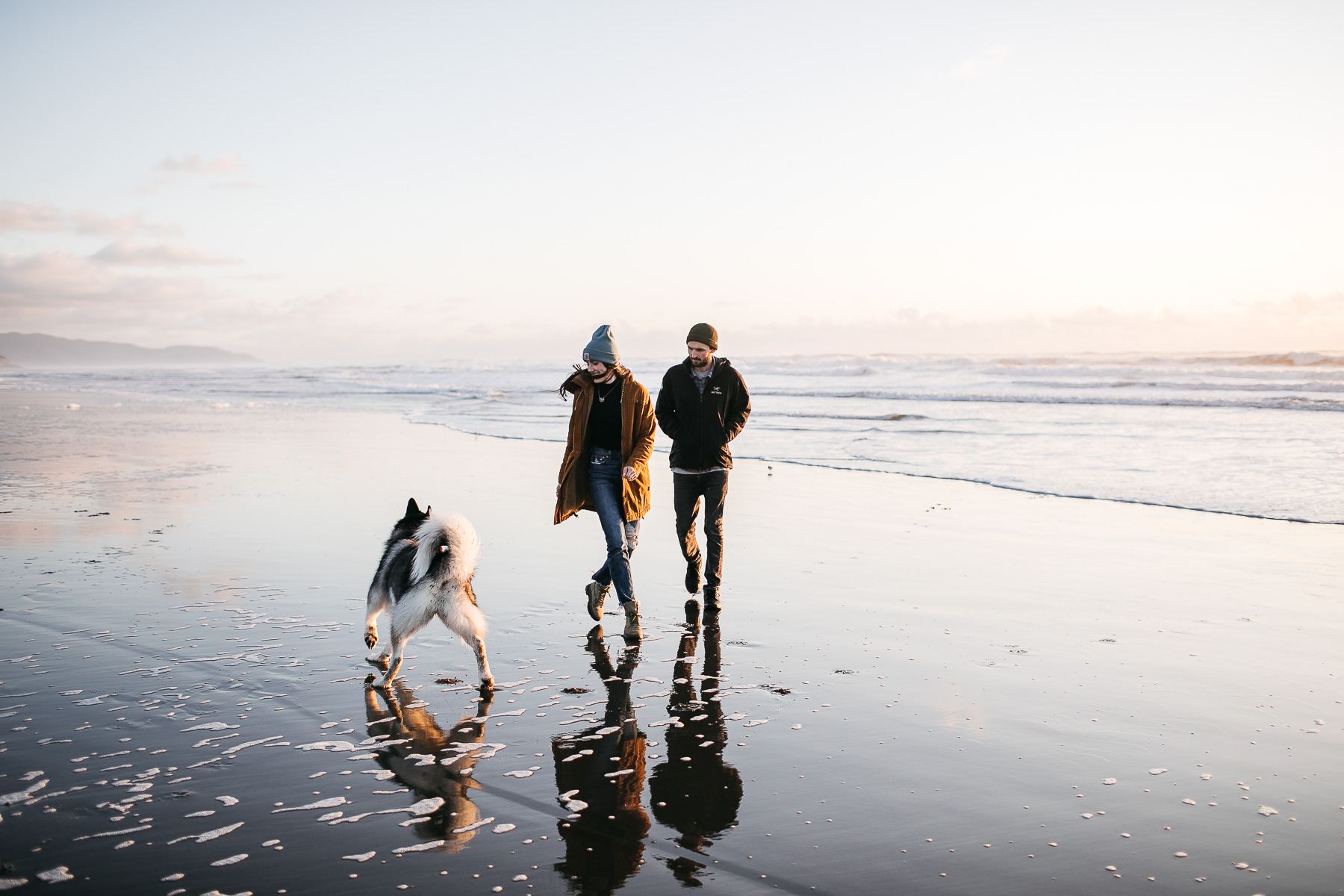 ocean-beach-sf-malamute-couple-session-golden-light-17