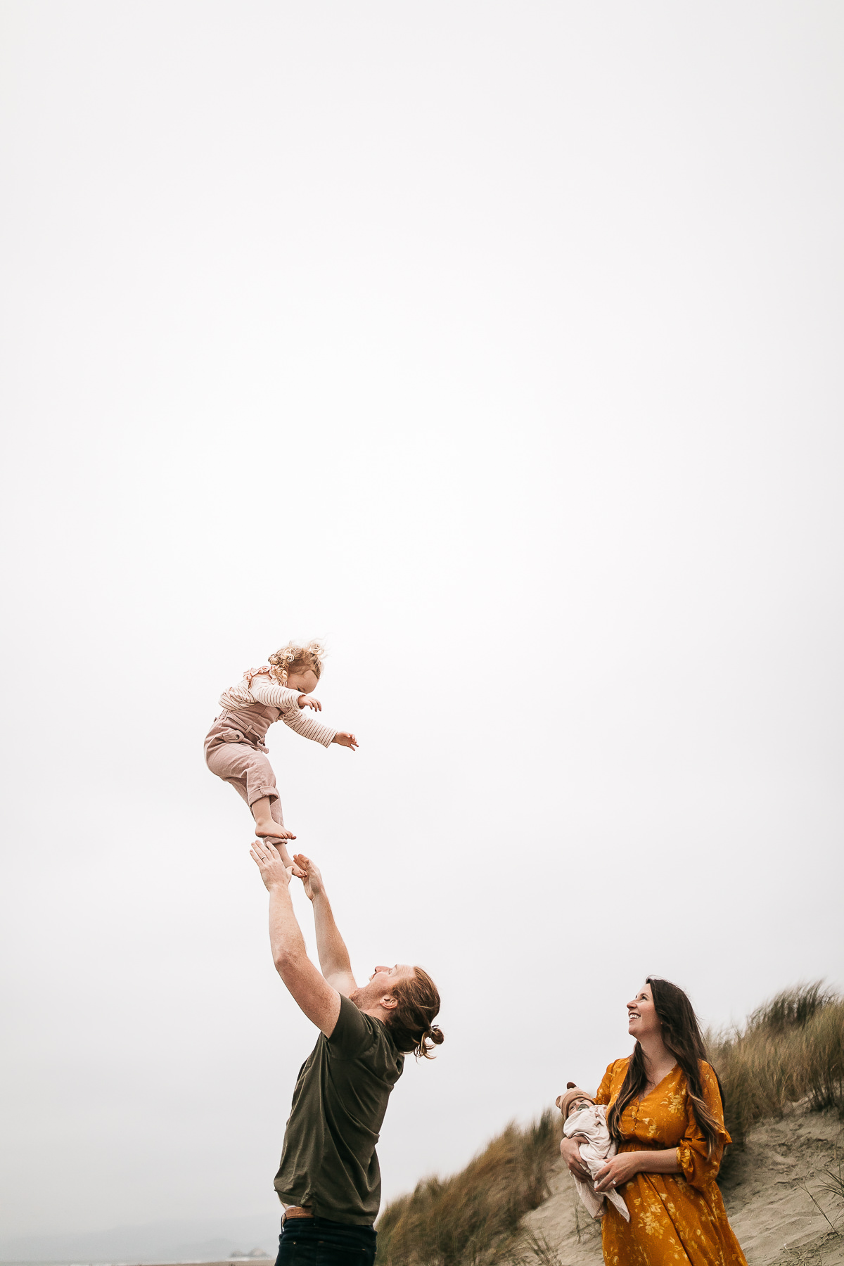 gloomy-ocean-beach-sf-newborn-lifestyle-session-17