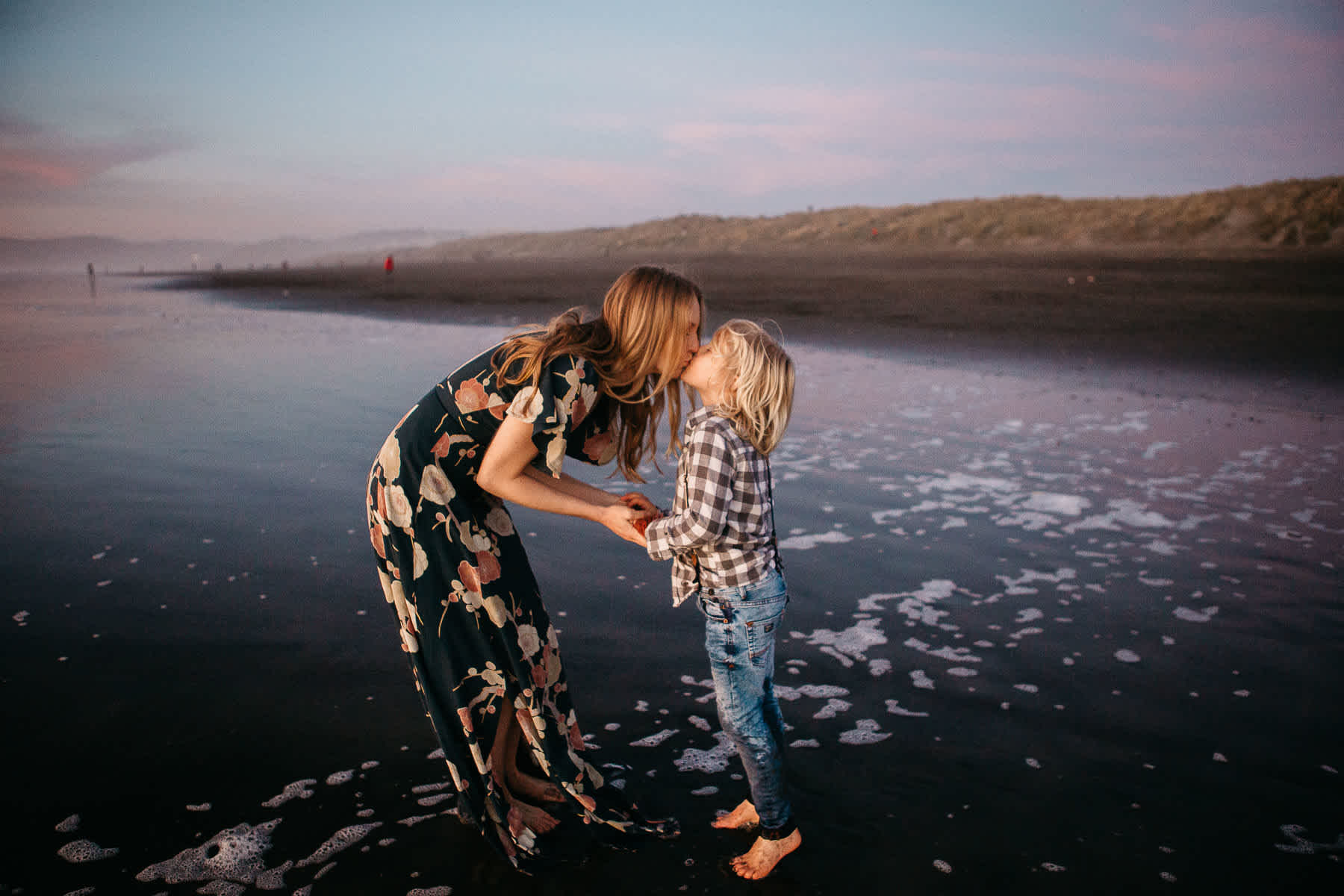mother-son-kissing-ocean-beach-sf-session