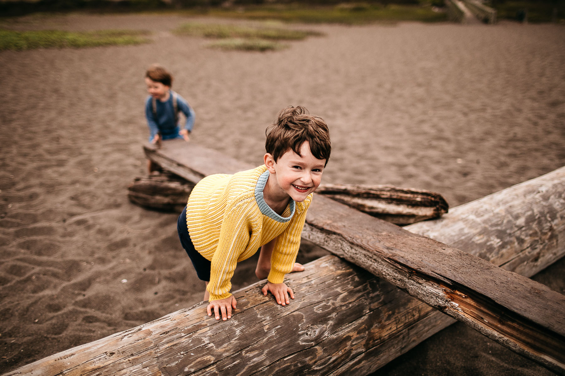 rode-beach-summer-gloomy-family-session-5