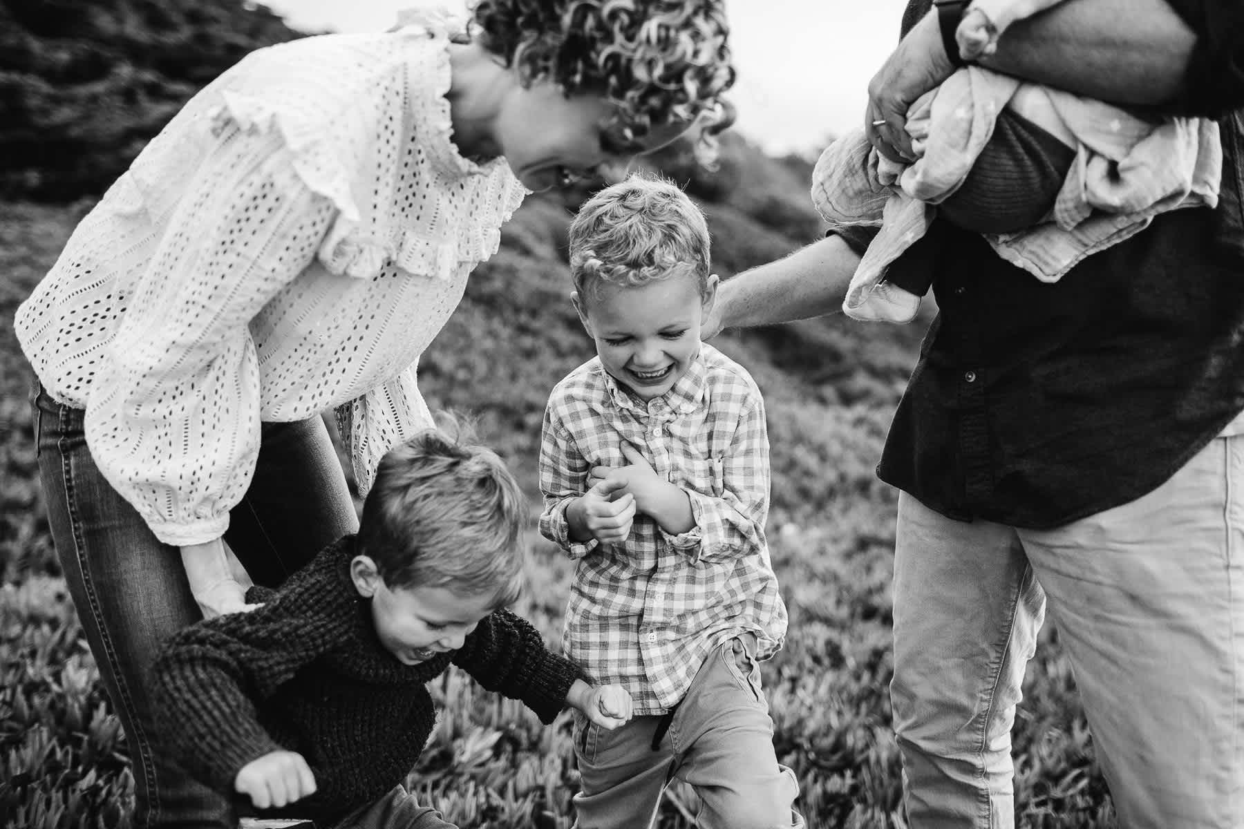 cloudy-fort-funston-winter-lifestyle-family-session-14