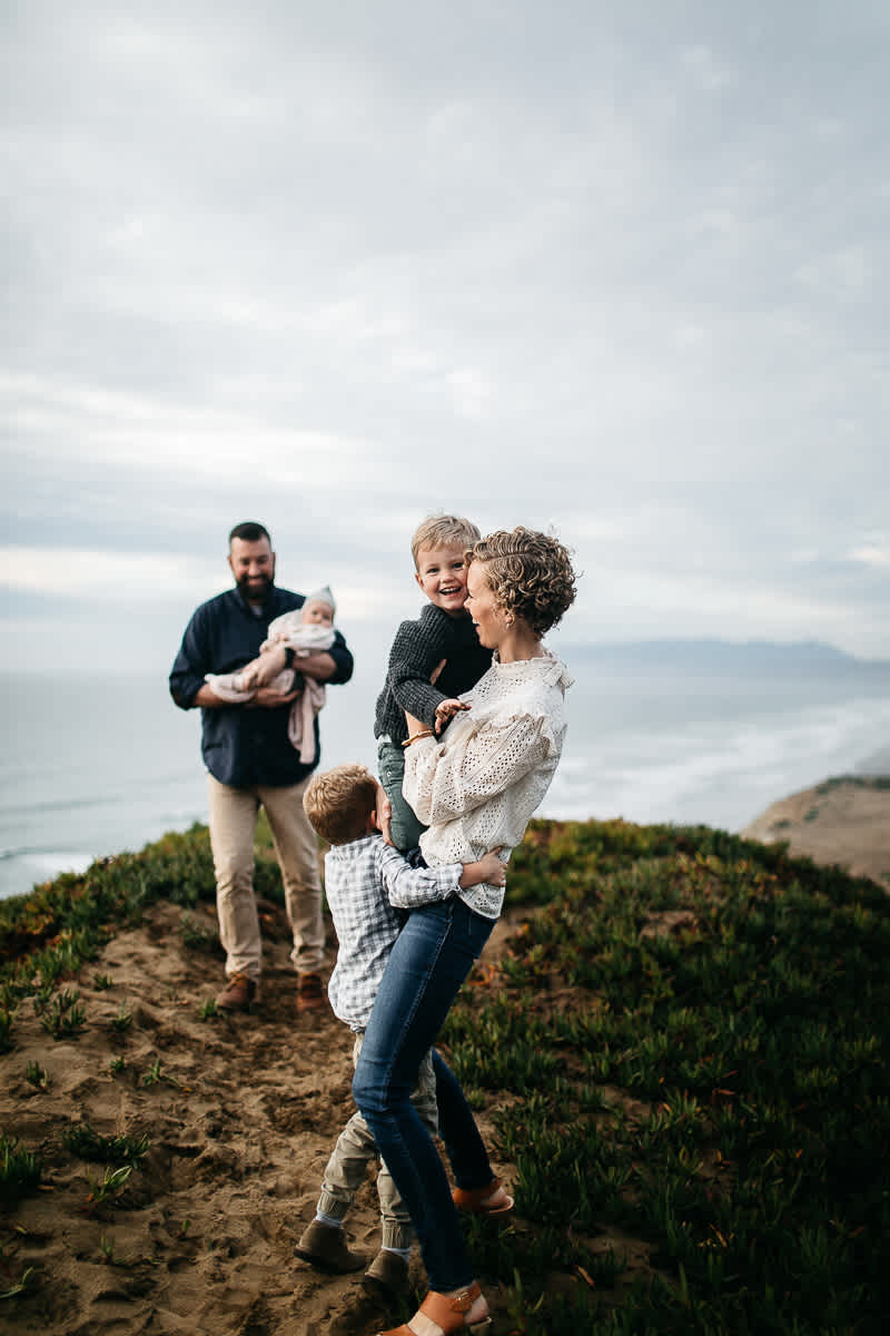 cloudy-fort-funston-winter-lifestyle-family-session-10