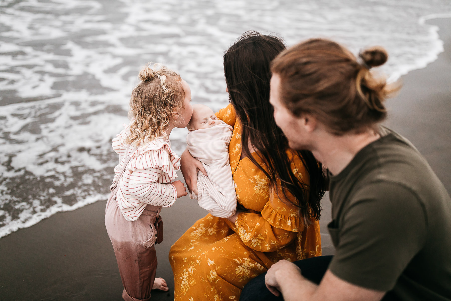 gloomy-ocean-beach-sf-newborn-lifestyle-session-30