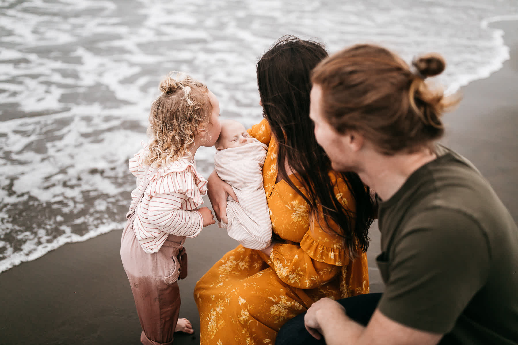 gloomy-ocean-beach-sf-newborn-lifestyle-session-30