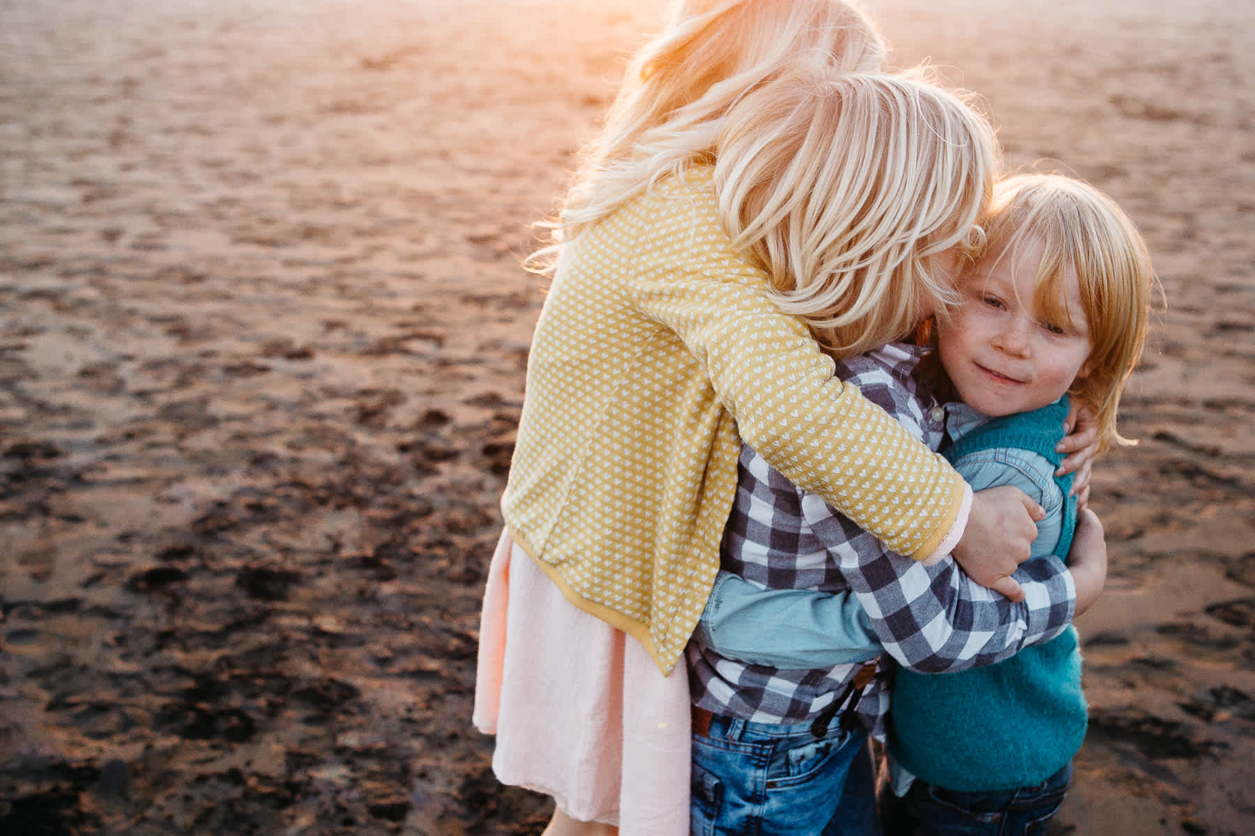 siblings-hugging-ocean-beach-family-session