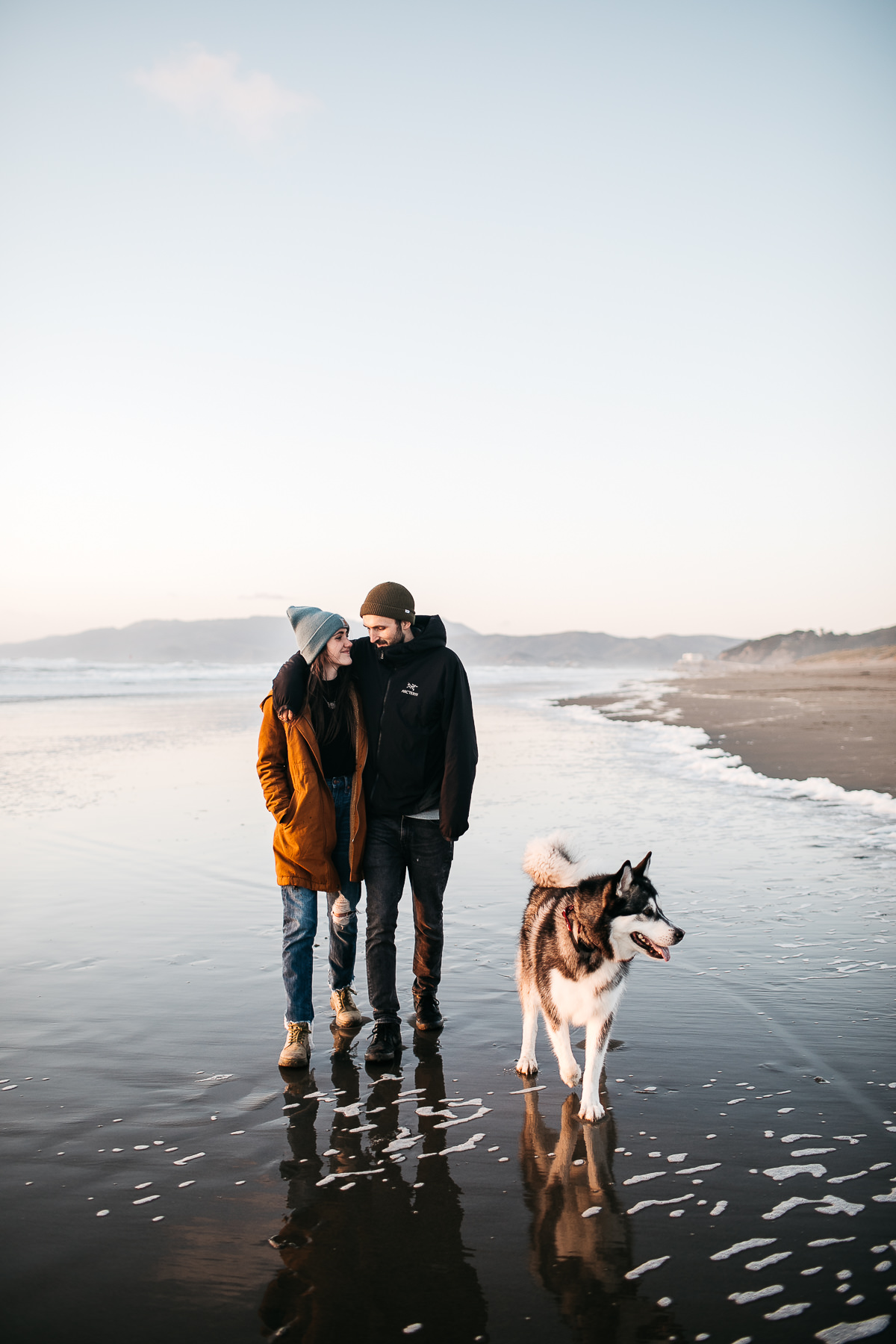 ocean-beach-sf-malamute-couple-session-golden-light-23