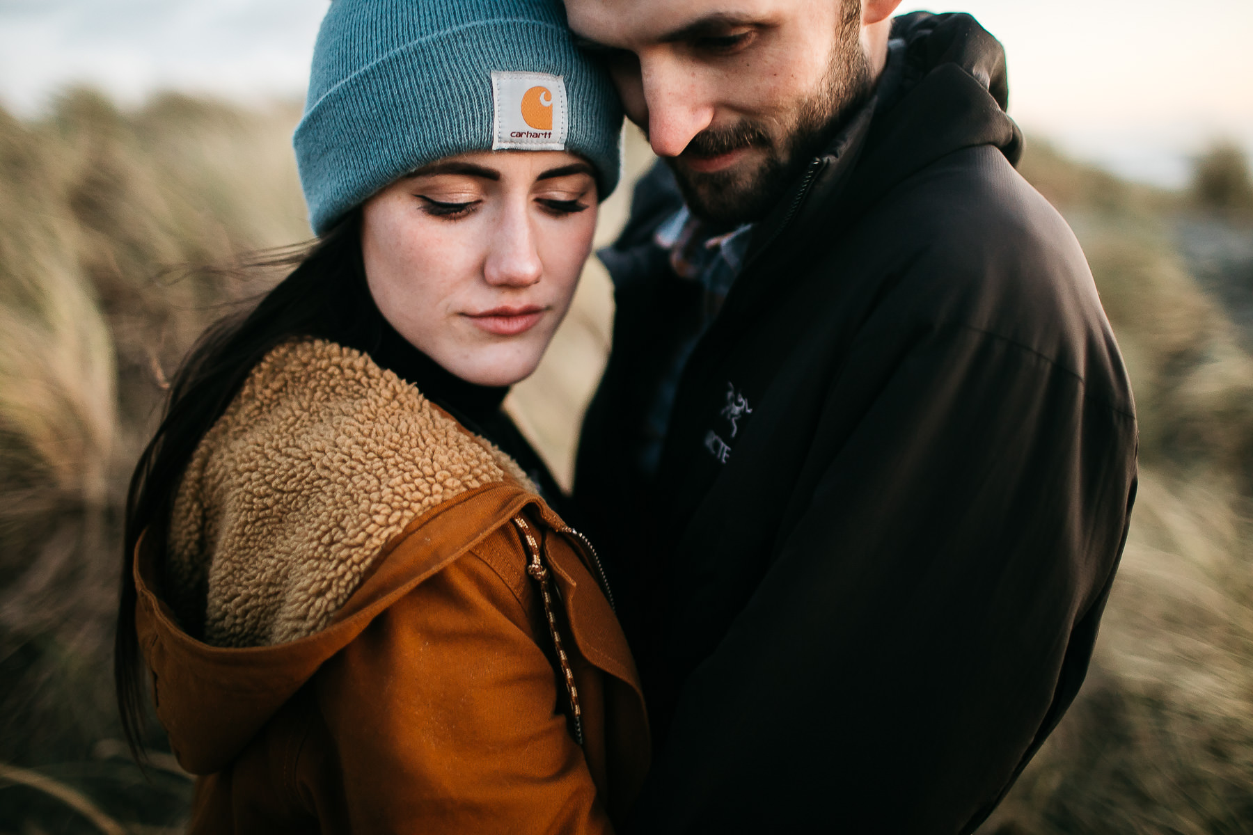 ocean-beach-sf-malamute-couple-session-golden-light-36