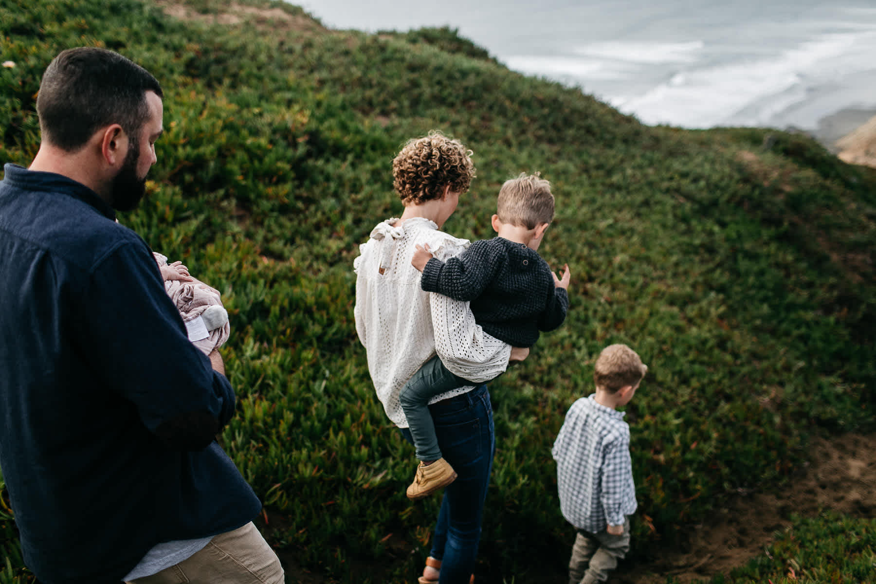 cloudy-fort-funston-winter-lifestyle-family-session-15
