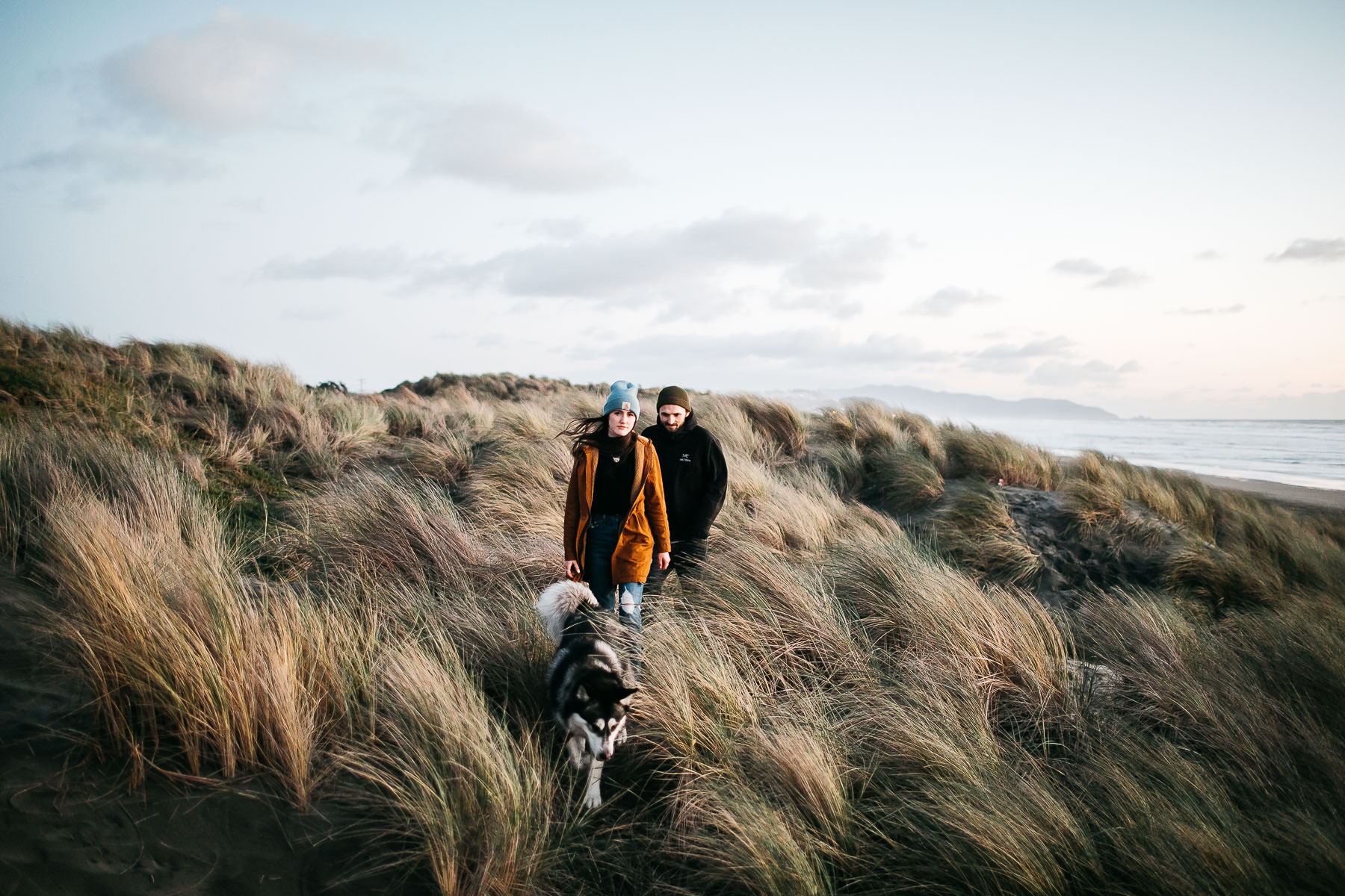 ocean-beach-sf-malamute-couple-session-golden-light-37