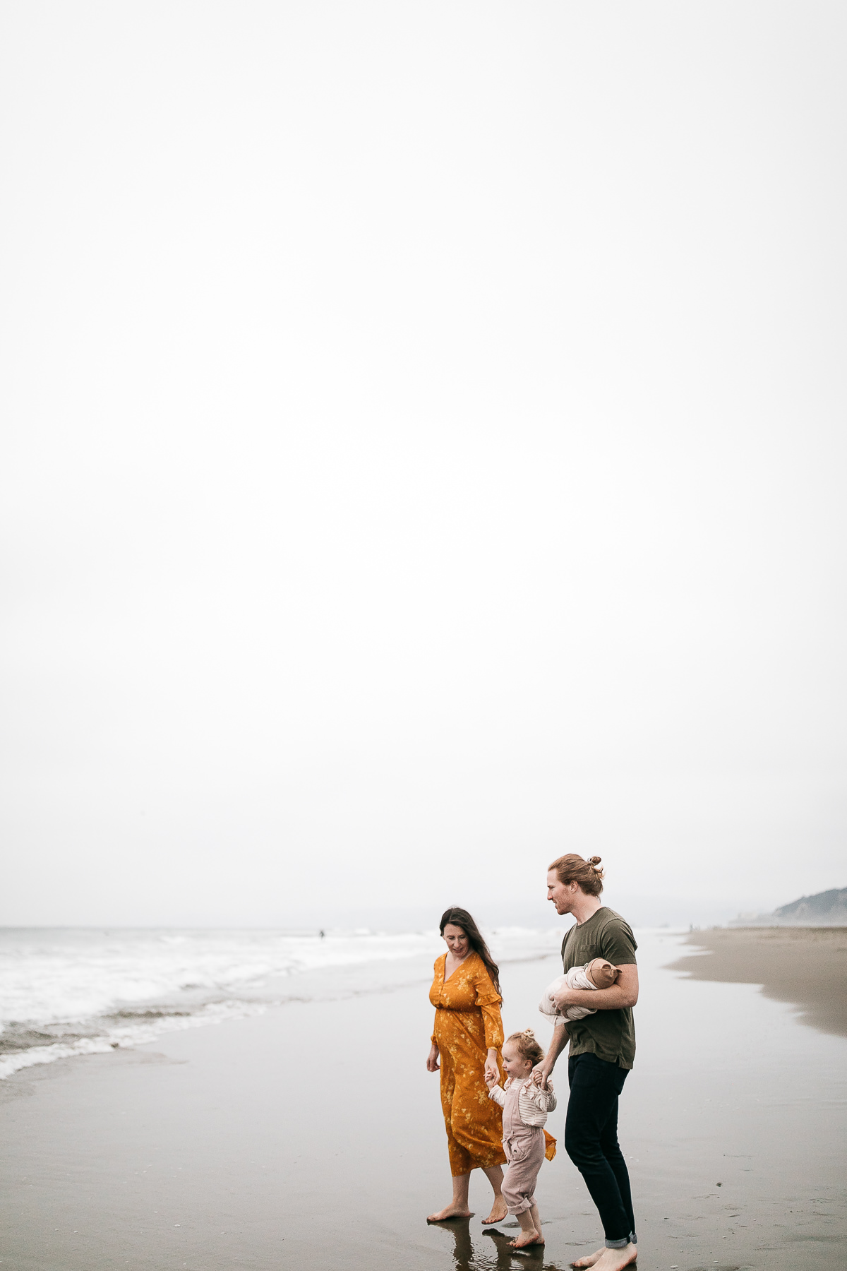 gloomy-ocean-beach-sf-newborn-lifestyle-session-24