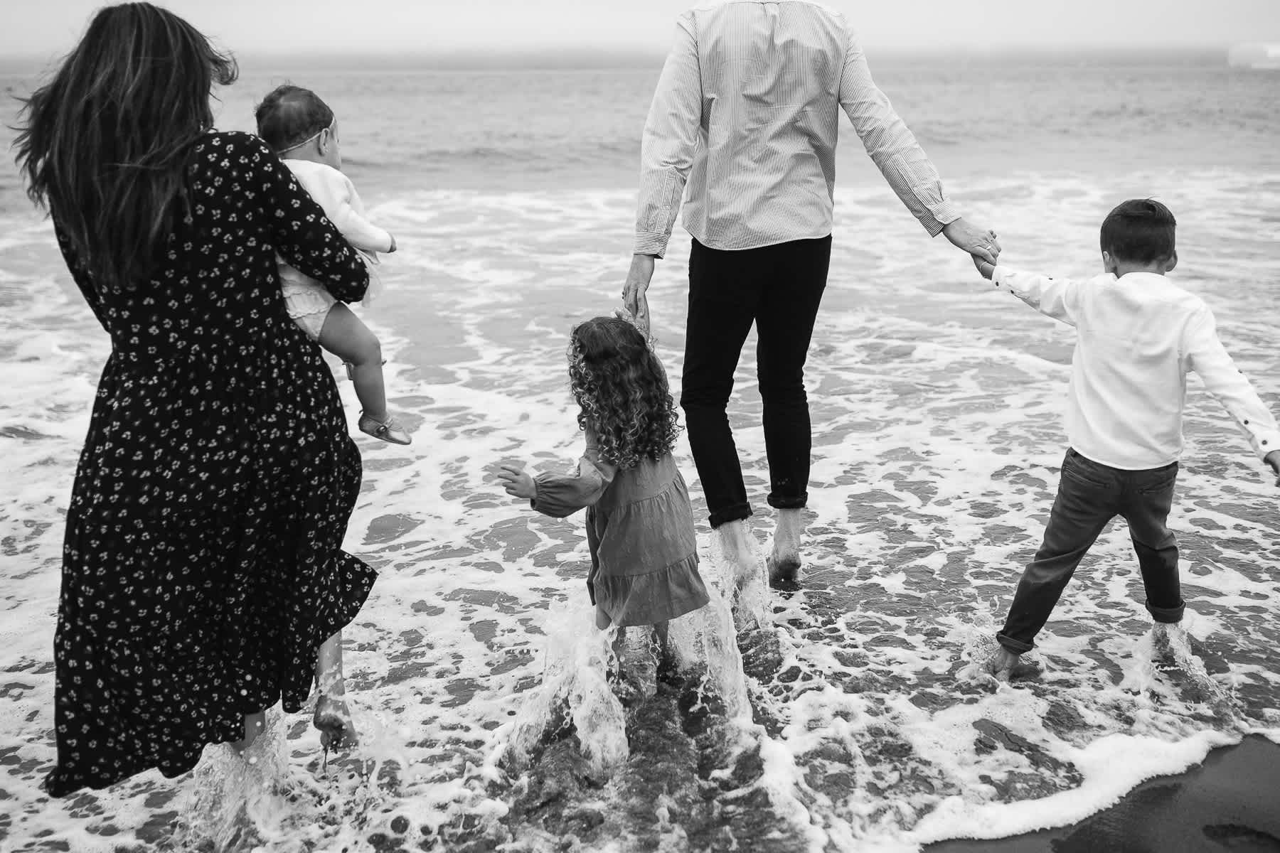 summer-foggy-china-beach-lifestyle-family-session-16