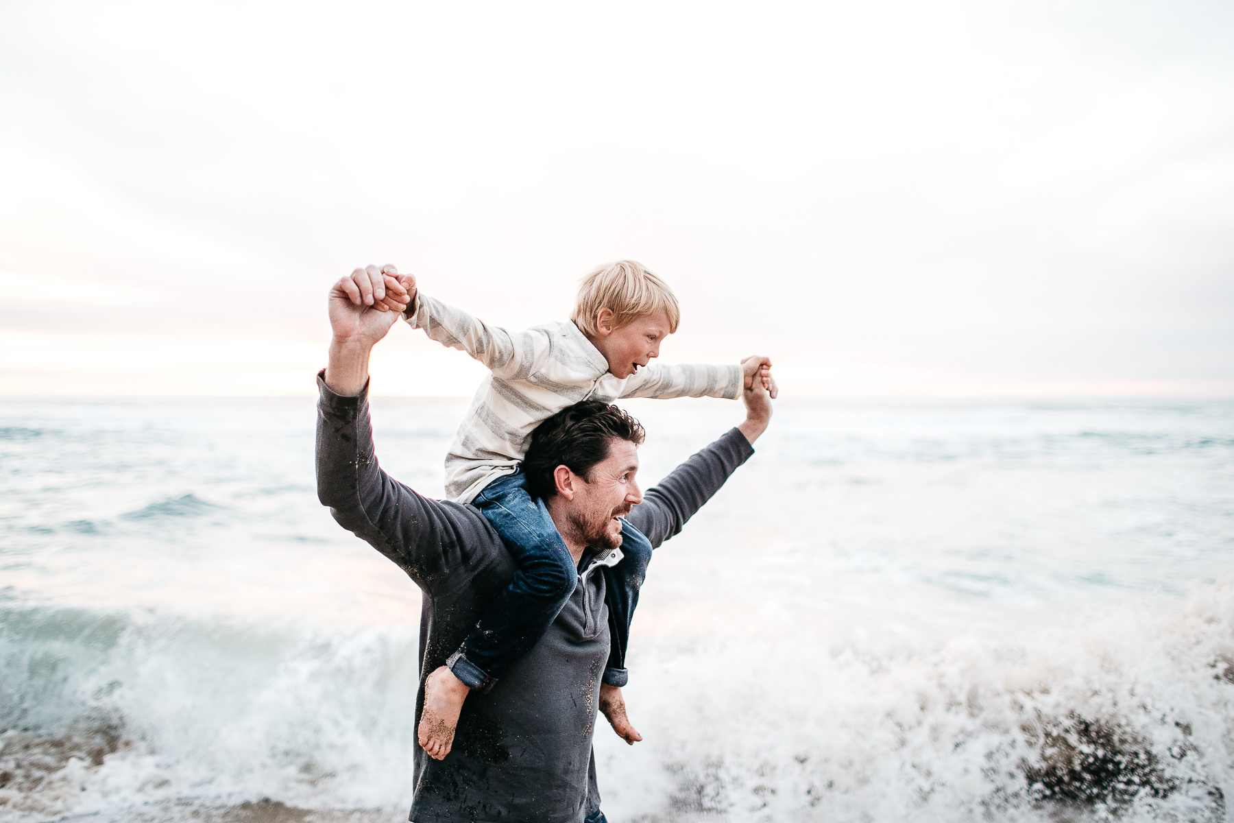 half-moon-bay-ca-sunset-family-lifestyle-session-golden-light-40
