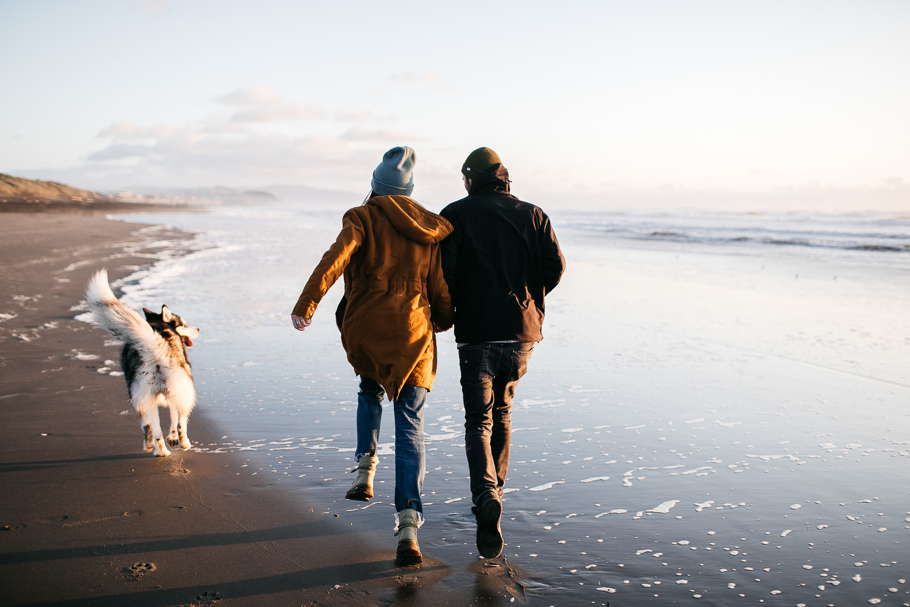 ocean-beach-sf-malamute-couple-session-golden-light-16