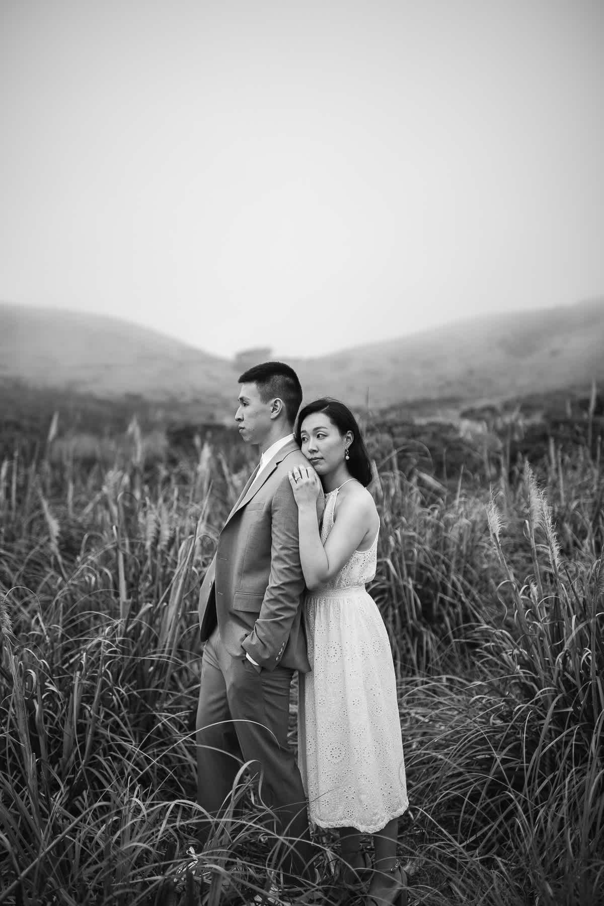 redwoods-coastal-pampas-grass-lifestyle-engagement-session-with-pups-43