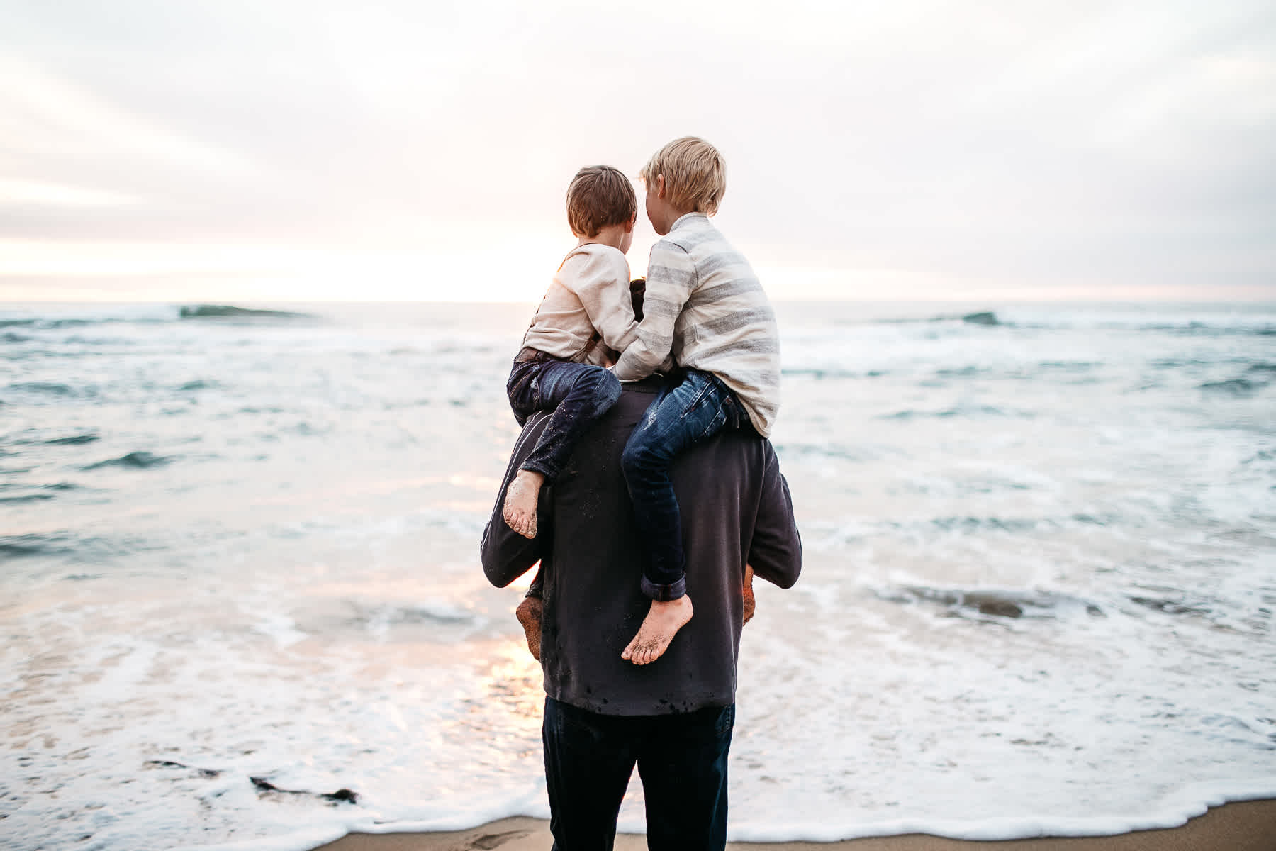 half-moon-bay-ca-sunset-family-lifestyle-session-golden-light-41