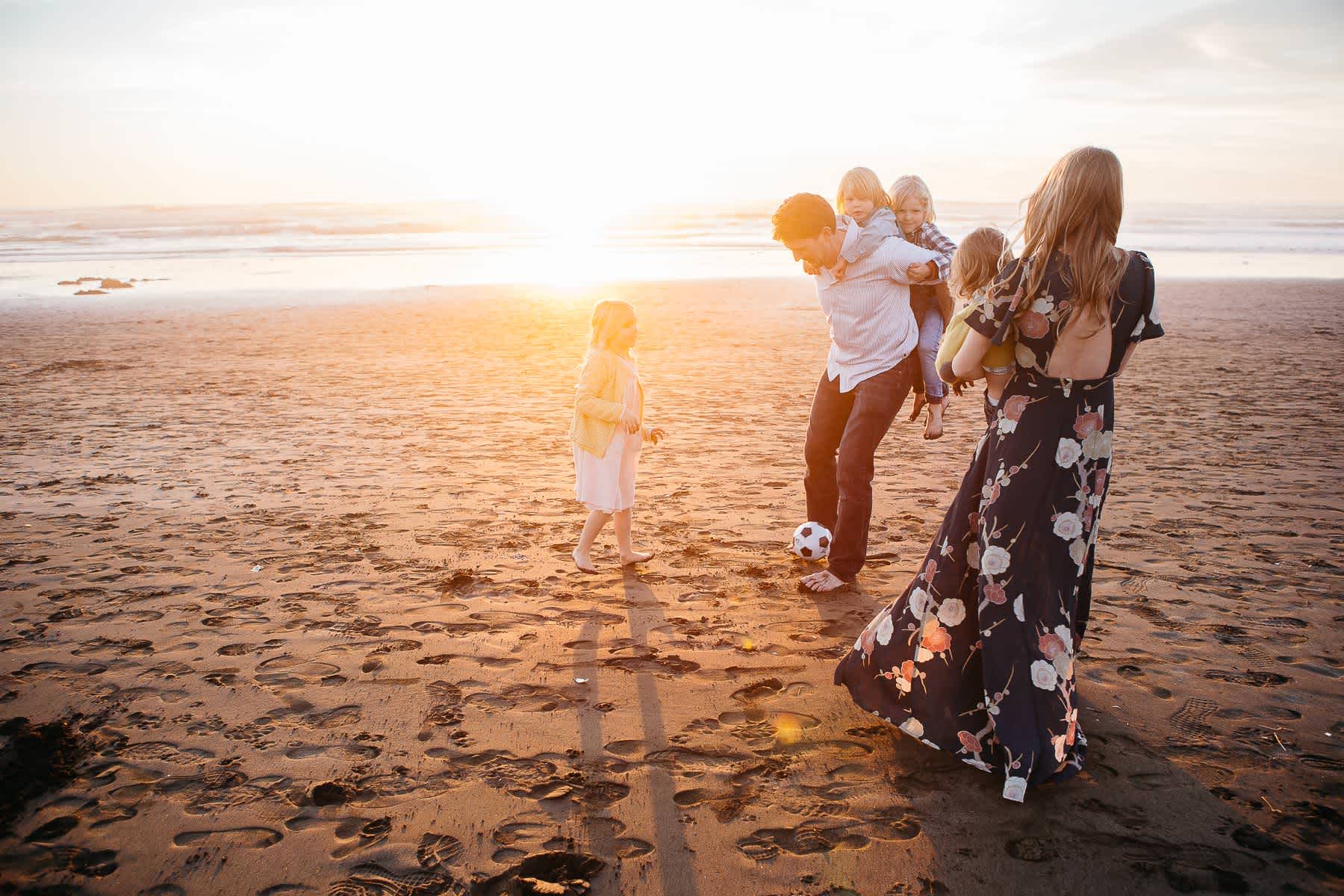 family-playing-at-ocean-beach-sf-lifestyle-photographer