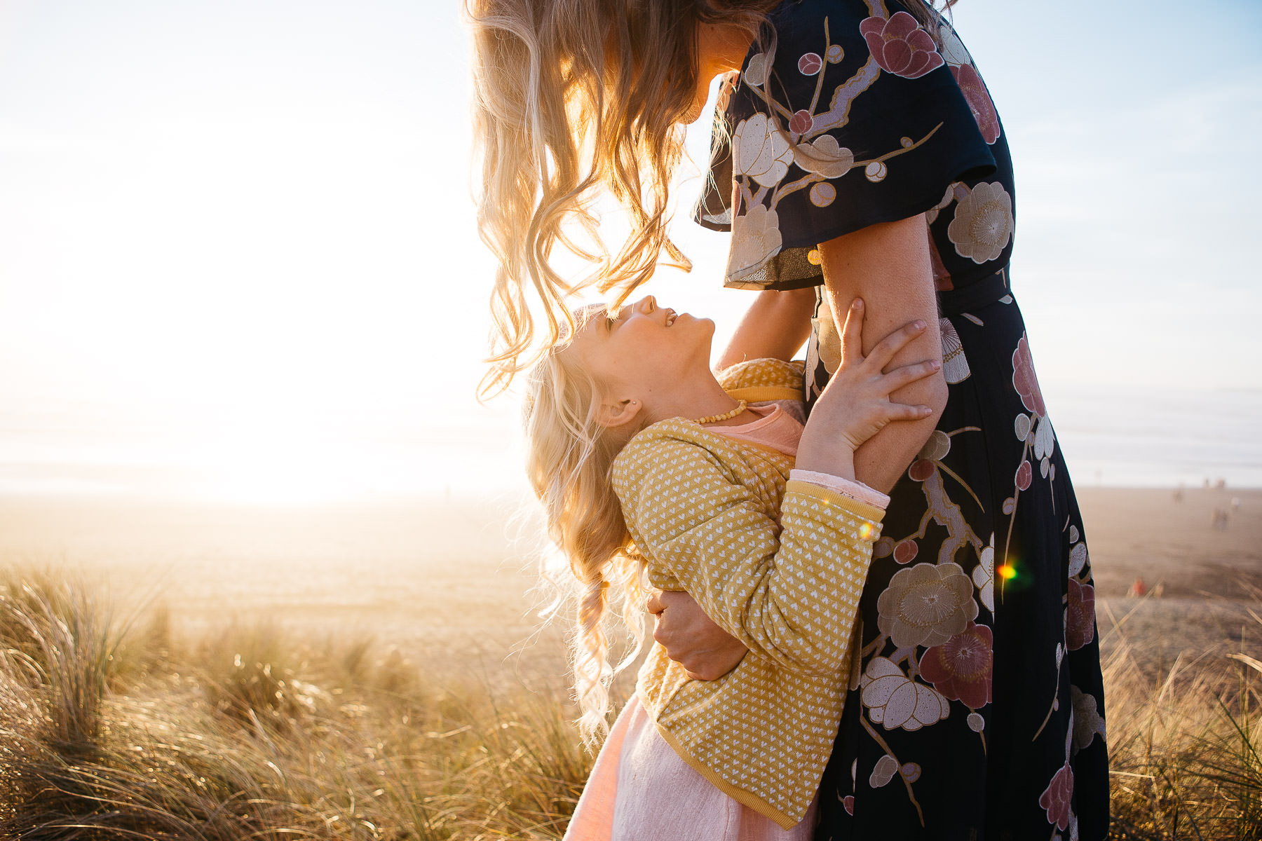 mother-daughter-moment-ocean-beach-lifestyle-photographer-golden-light