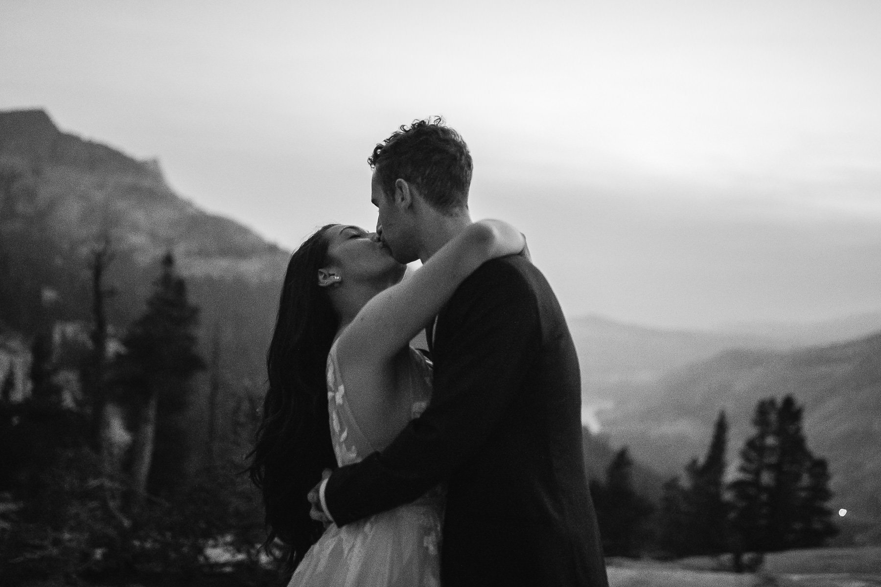 yosemite-cathedral-lake-hiking-sunset-elopement-88