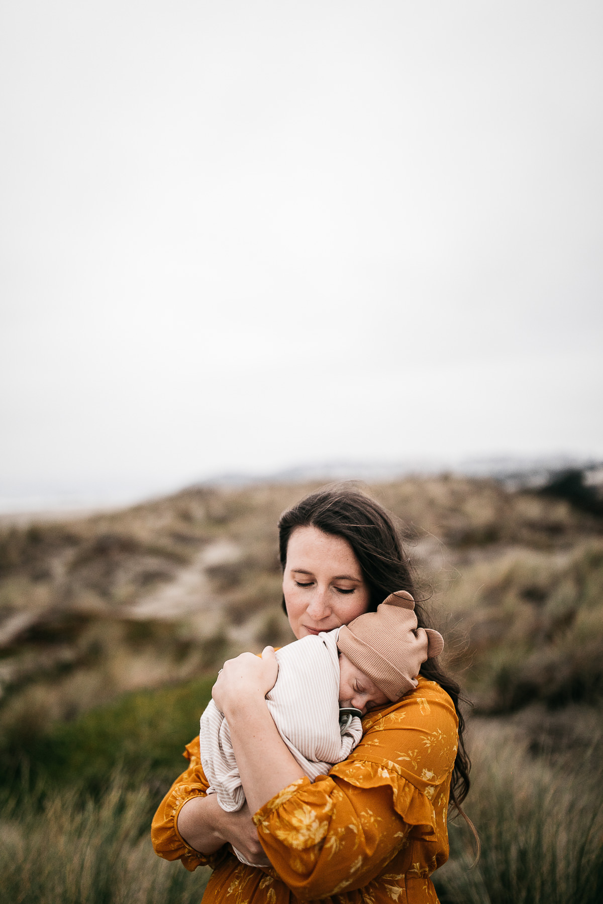 gloomy-ocean-beach-sf-newborn-lifestyle-session-21